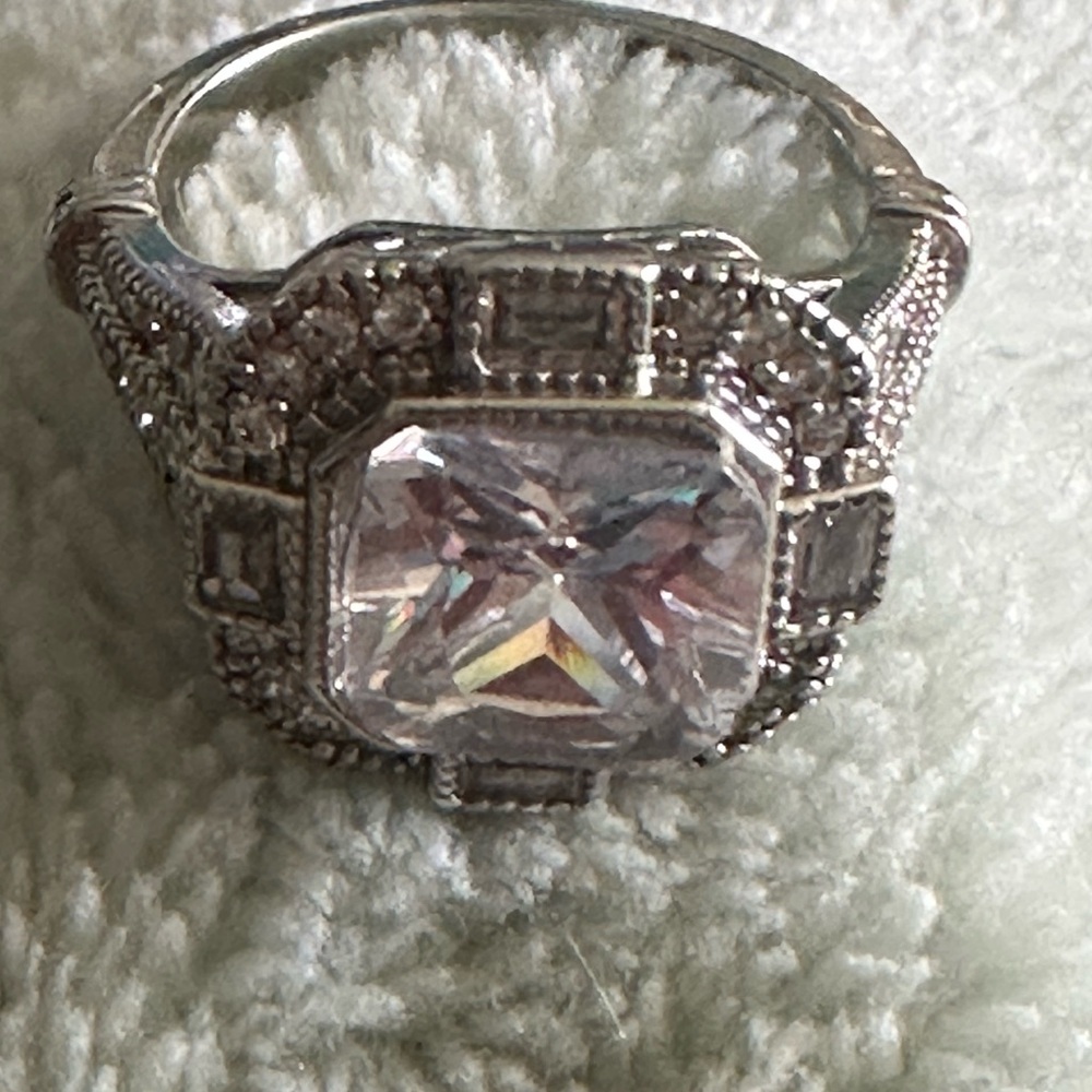Elegant Silver Ring with Clear Gemstone